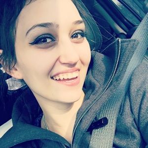 Meet your Posher, Adrienne